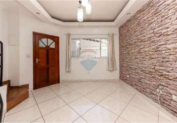 Sobrado em condomínio com 3 dormitórios (1 suite), semi mobiliado e 1 vaga.