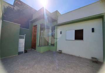 Linda casa á venda com 2 dormitorios na cidade de bragança paulista-sp