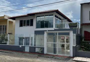 Excelente casa de alvenaria à venda, a 200m da orla da praia no bairro itaguaçu.