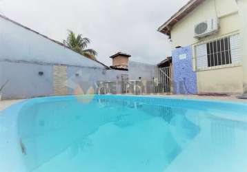 Casa com piscina com excelente localização, próximo de comércios e escolas