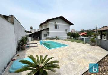 Casa de 2 pavimentos com piscina à venda, localizado em loteamento totalmente residencial na cidade de blumenau