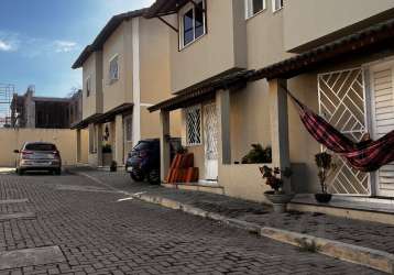 Casa duplex em condomínio fechado a poucos minutos da praia