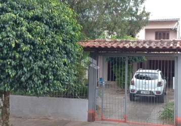 Casa com 5 dormitórios, sala de estar, varanda, 2 cozinhas, área de serviço, garagem coberta para 1 carro, pátio. bairro floresta estância velha