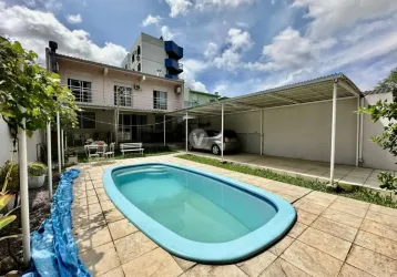 Belíssima casa com piscina em região central.