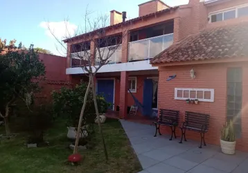 Linda casa de 04 dormitórios no coração do laranjal.