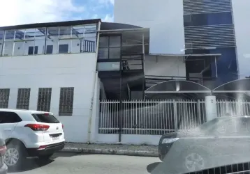 Prédio comercial com área construída de 2.489,87m2 no bairro rio vermelho.