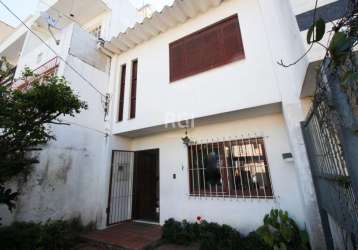 Casa de três dormitórios com uma vaga de garagem o bairro são geraldo em porto alegre, desocupado. próximo da av. são pedro, comercio bem diversificado na região. rua tranquila. próximo da região gast