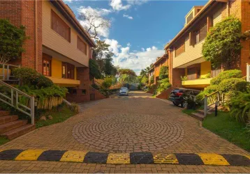 Casa em condomínio fechado, mobiliada, com 388m2, 4 suites, 6 banheiros, garagem para 6 carros em 3 pavimentos com acesso por elevador interno.