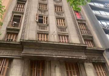 Amplo apartamento reformado recentemente, 2 dormitórios, desocupado, de frente, sétimo andar, elevador, zona central, próximo ao mercado público. edifício com terraço exclusivo para os moradores.. a