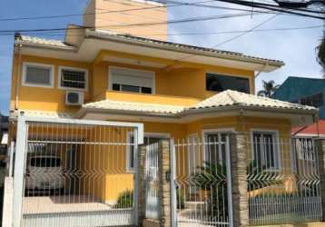 Linda casa e edícula com 3 suítes monte verde
