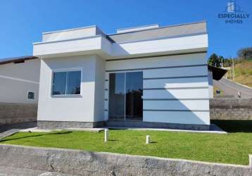 Casa com estrutura moderna em platibanda