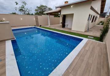 Linda casa com piscina para você morar com a sua família!