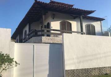 Casa em condomínio fechado com 3 quartos à venda na rua trindade, 27, palmeiras, cabo frio por r$ 1.250.000