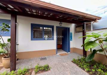 Casa em condomínio fechado com 1 quarto para alugar na rua deputado paulo preis, 513, jurerê, florianópolis, 32 m2 por r$ 3.000