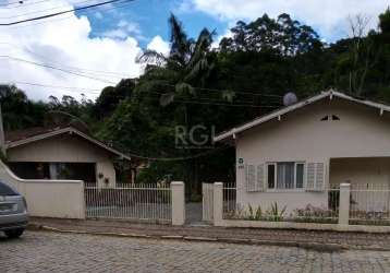 Casa de rua com amplo terreno, sala de estar, 3 dormitórios, um banheiro social na casa, sala de jantar, sala de tv , cozinha e area de serviço separada, dispensa, garagem fechada, separada da casa, c