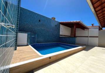 Casa alto padrão, com espaço gourmet integrado á piscina e a menos de 200m da praia.
