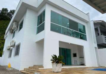 Casa semi-mobiliada com 490m² de área privativa no bairro praia dos amores em balneário camboriú