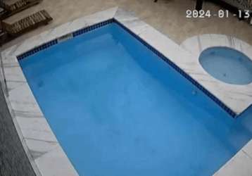 Casa c/piscina à venda  com 4 quarto(s)