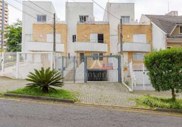 Sobrado triplex com 3 dormitórios, uma suíte, 186m², semimobiliado, por r$ 950.000,00 no bacacheri / cabral