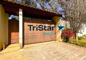 Tristar realty imobiliaria - ch00003 - at. 2000 m² ac. 353 m² - chácara térrea com acabamento rustico em condomínio fechado - terras de itaici