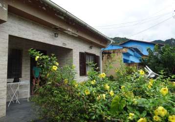 Charmosa casa térrea com edícula no bairro rio de ouro, caraguatatuba
