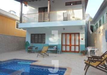 Linda residência com quatro dormitórios (um suíte) e piscina em excelente bairro na cidade de amparo