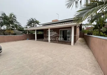 Casa com amplo espaço e piscina