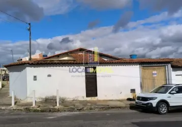Casa ampla de 3/4 na região central da cidade com garagem coberta para 02 carros em vitória da con