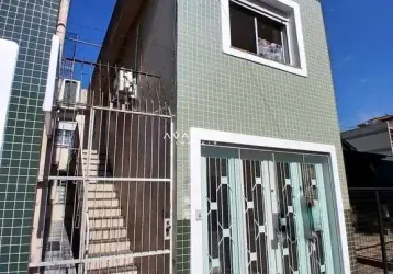 Apartamento central de 1 dormitório, sala de estar, banheiro social e cozinha.
