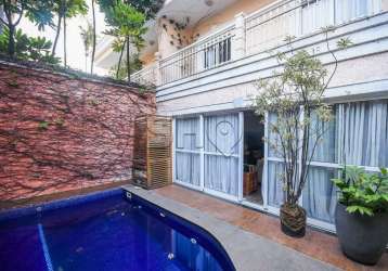 Casa em condomínio com piscina e churrasqueira, à venda no planalto paulista.