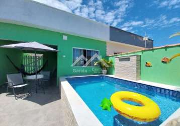 Casa em peruíbe com 2 quartos e área de lazer com piscina