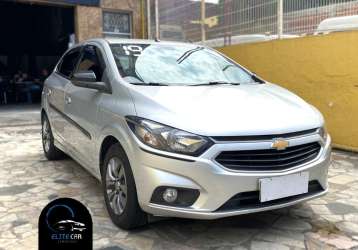 CHEVROLET - ONIX - 2017/2018 - Branca - R$ 50.900,00 - Vermelho Car