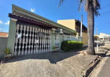 Fachada casa Estilo Neoclássico janelas pretas em condomínio Serena