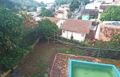 Maravilhosa mansão em fradinhos, com 4 quartos sendo 3 suítes e 3 vagas de garagem, localização pri