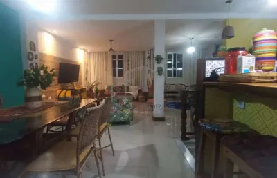 Excelente casa localizada na rua gama rosa, recem reformada, próxima ao comercio, contem uma varand