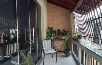Maravilhosa casa à venda, no bairro santo antônio, possuindo 2 quartos no andar de cima e 2 quartos