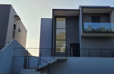 Casa de condomínio a venda em cotia 3 dormt, 1 suite quintal grande 4 vagas.