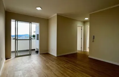 Apartamento todo reformado com 2 quartos à venda no balneário do estreito - florianópolis - sc