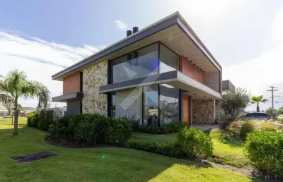 Casa em condomínio fechado com 4 quartos à venda na rua rio divisa, 750, centro, xangri-lá por r$ 3.950.000