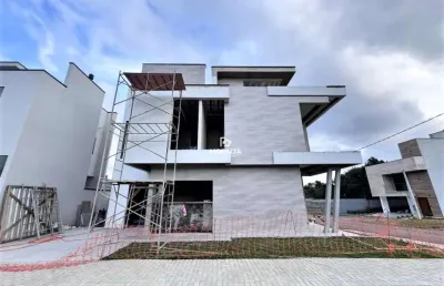 Sobrado em condomínio fechado com 03 quartos sendo uma suite master
