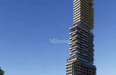 Entre o céu e o verde: vista imbatível em 44 andares!