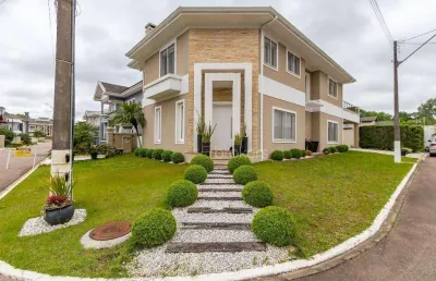 305m² privativos, com piscina, lazer completo em condomínio fechado!