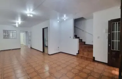 Sobrado com 3 quartos e suíte, 4 banheiros, 2 vagas em santo amaro, sp - 167m²
