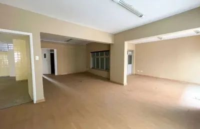 Casa comercial para locação no campo belo, são paulo-sp: 2 vagas de garagem e 180m² de área.