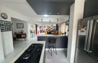 Luxuosa residência de 5 quartos e 3 suítes no balneário mar paulista, são paulo - sp: 4 salas, 6 vagas de garagem, 260m².