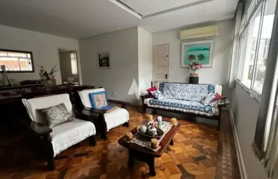Casa sobreposta alta à venda, em excelente localização na ponta da praia, em santos