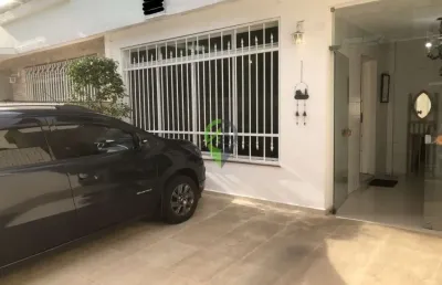 Linda casa no boqueirão com 200m²,sendo 4 dormitórios e 1 suíte, vaga para dois carros com quintal grande