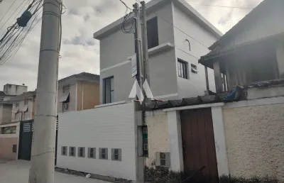 Villagio triplex no macuco com 2 suítes e vaga privativa
