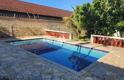 Casa térrea em itanhaem, 3 dormitórios, piscina, churrasqueira, vaga pra 5 carros