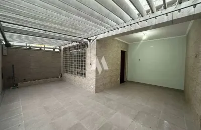 Sobrado com 03 quartos sendo 02 suítes localização privilegiada